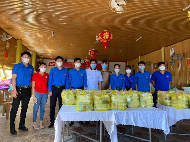 Hàng nghìn suất ăn miễn phí được các tổ chức, cá nhân ủng hộ bà con vùng dịch