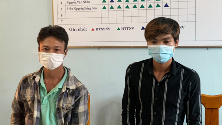 Hai đối tượng Hùng, Khiêm tại cơ quan công an.