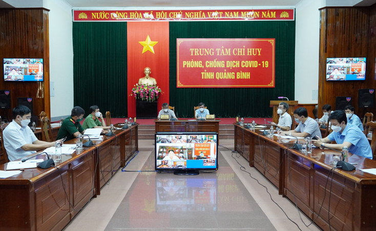 Các thành viên Ban Ban Chỉ huy Phòng chống thiên tai và tìm kiếm cứu nạn kiếm Phòng thủ dân sự tỉnh và các đơn vị liên quan dự họp tại điểm cầu trung tâm.
