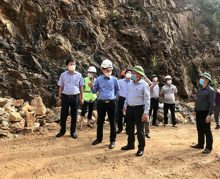 Đồng chí Phó Bí thư Thường trực Tỉnh ủy Trần Hải Châu kiểm tra điểm sạt lở trên Quốc lộ 9C, xã Kim Thủy.