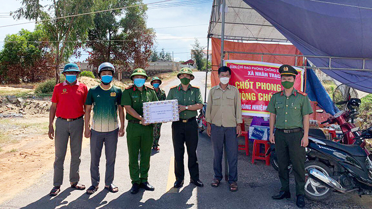 Các ban, ngành, đoàn thể động viên các chốt trực kiểm soát “thôn cách ly với thôn”, “xã cách ly với xã”.