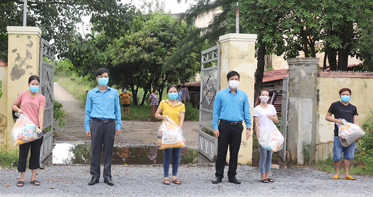 Đại diện lãnh đạo LĐLĐ tỉnh và Công đoàn Khu Kinh tế tỉnh trao hỗ trợ lương thực cho các công nhân, lao động.