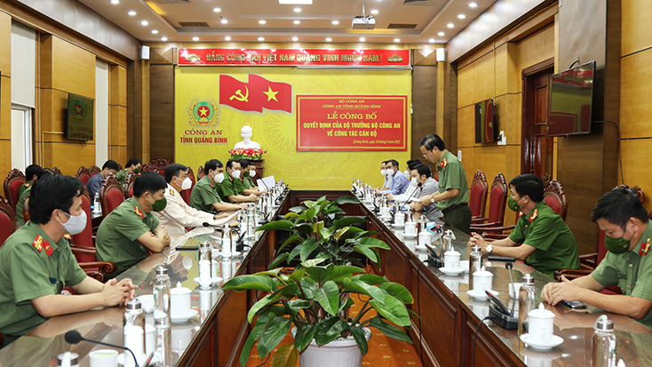 Quang cảnh buổi lễ công bố Quyết định của Bộ trưởng Bộ Công an về công tác cán bộ.