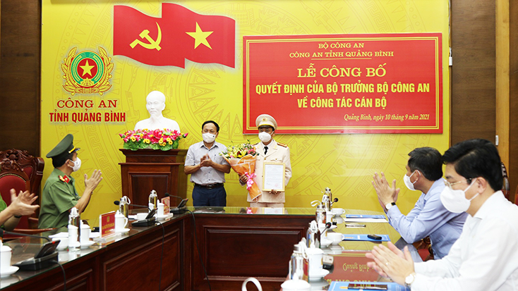 Đồng chí Trần Hải Châu, Phó Bí thư Thường trực Tỉnh ủy, Chủ tịch HĐND tỉnh tặng hoa chúc mừng đồng chí Phó Giám đốc Công an tỉnh Lê Văn Hóa.