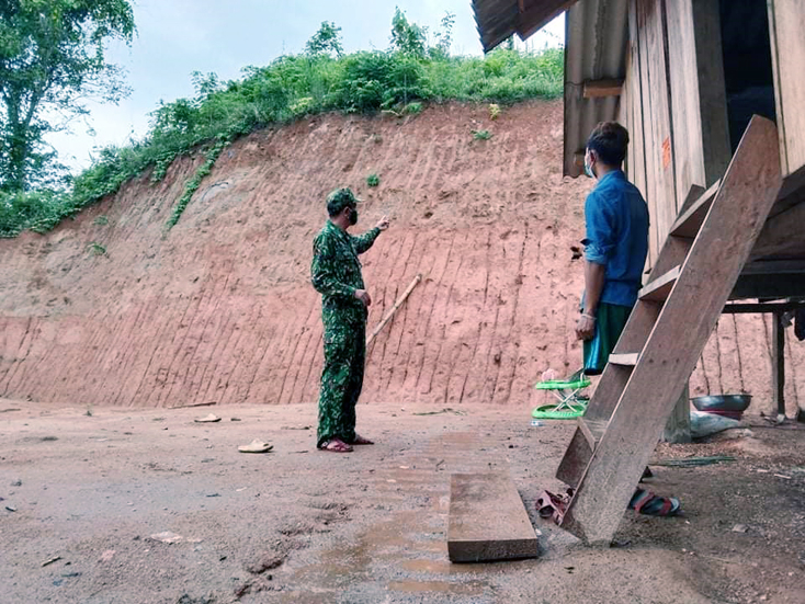  BĐBP Đồn Biên phòng Làng Ho khảo sát các nhà dân có nguy cơ bị sạt lở, để có phương án di dời. 