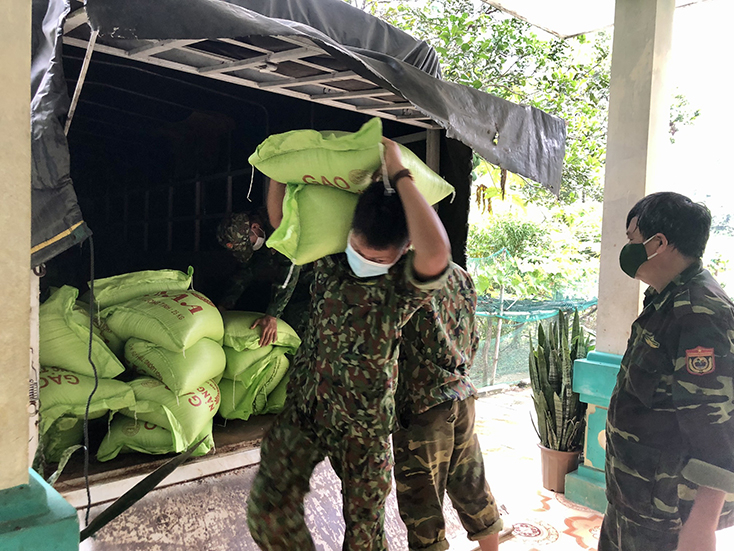 3,5 tấn gạo đến Đồn Biên phòng Cà Xèng, xã Thượng Hóa để dự trữ và cứu đói kịp thời cho Nhân dân.