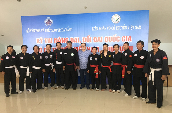 Võ sư cao cấp Nguyễn Xuân Du (người ngoài cùng bên phải) tại kỳ thi nâng đai, đổi đai quốc gia võ cổ truyền Việt Nam.