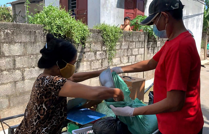 Từng được ngư dân Ngư Thủy lên cứu khi lũ dâng nên khi nghe dân vùng biển này gặp khó, bà con ủng hộ từng lon gạo, bó rau.