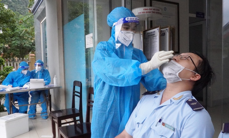 CDC Quảng Bình lấy mẫu xét nghiệm RT-PCR cho lực lượng Hải quan tại Cửa khẩu quốc tế Cha Lo.