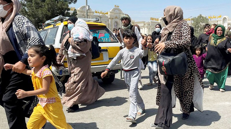 Người dân Afghanistan đổ về sân bay quốc tế Hamid Karzai ở Kabul, Afghanistan ngày 16-8-2021. (Ảnh: Reuters)