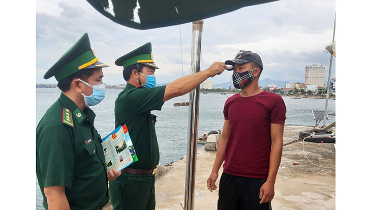 Cán bộ, chiến sỹ các trạm kiểm soát biên phòng đo thân nhiệt và khai báo y tế cho các thuyền viên trước khi nhập cảng.