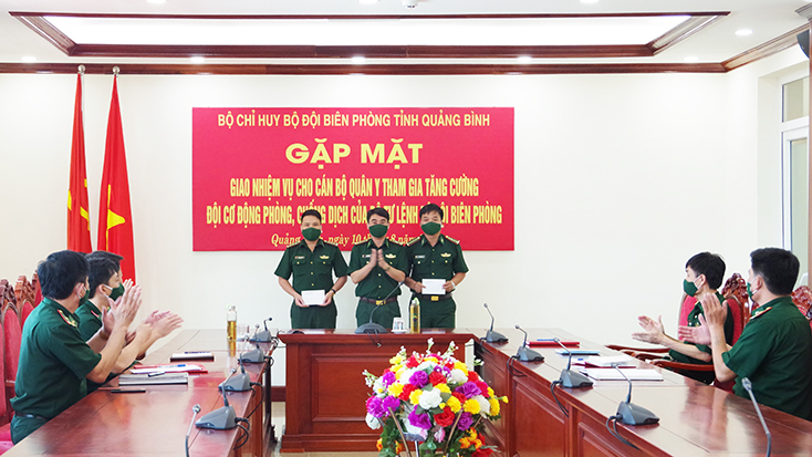 Lãnh đạo Bộ chỉ huy BĐBP tỉnh giao nhiệm vụ và động viên các cán bộ, chiến sỹ tăng cường lực lượng cho các tỉnh phía Nam.