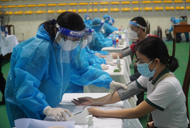 CDC Quảng Bình tổ chức tiêm vắc xin phòng Covid-19 AstraZeneca mũi 2 cho các đối tượng trên địa bàn TP. Đồng Hới.
