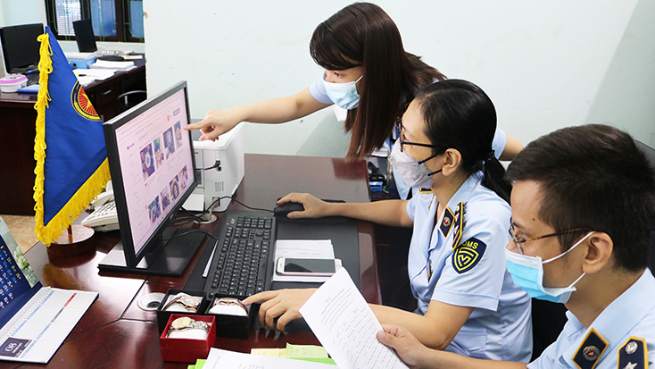  Tổ công tác về TMĐT của Cục QLTT đang theo dõi hoạt động bán hàng trực tuyến trên địa bàn tỉnh.