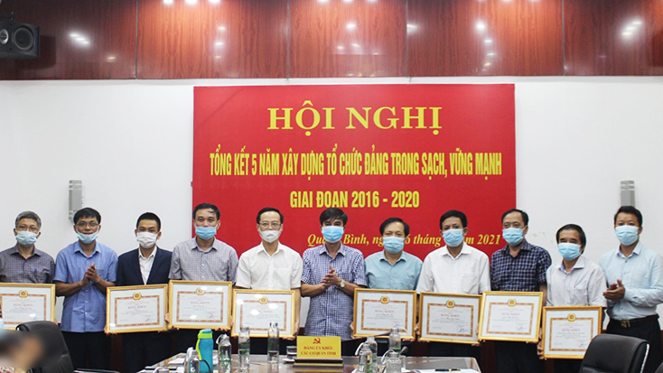 Đảng bộ Sở Nội vụ nhận bằng khen của Ban Thường vụ Tỉnh ủy vì đã có thành tích tiêu biểu trong xây dựng tổ chức đảng TSVM giai đoạn 2016-2020.