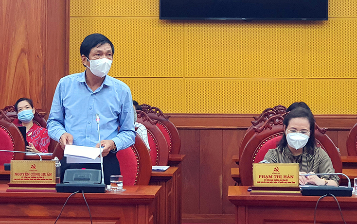 Các đại biểu thảo luận tại buổi làm việc.