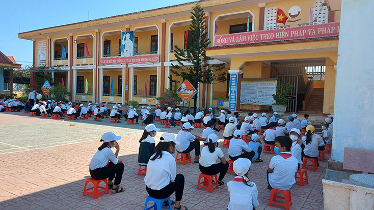 Việc hỗ trợ học phí cho HS góp phần động viên, chia sẻ khó khăn với người dân do ảnh hưởng của dịch bệnh Covid-19.