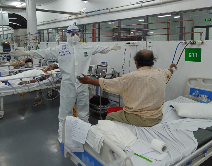 Phục hồi chức năng cho người bệnh.
