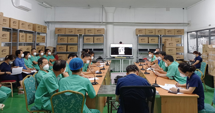 Một buổi giao ban sau ca trực để đánh giá tình trạng của từng bệnh nhân để có hướng điều trị kịp thời.
