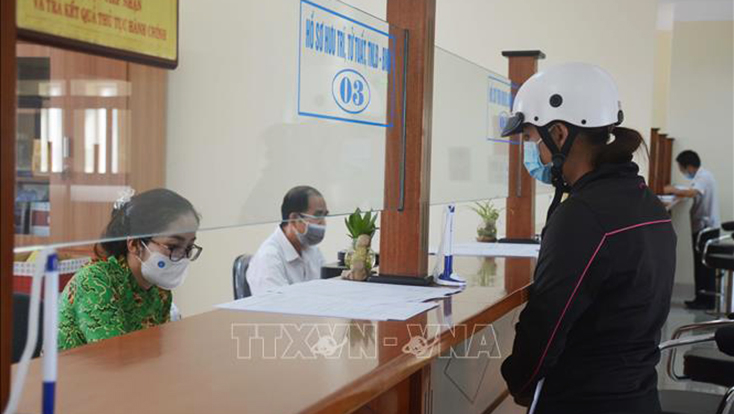 Bảo hiểm Xã hội tỉnh Đắk Lắk hỗ trợ xác nhận cho doanh nghiệp, người lao động dừng việc hoặc dừng đóng bảo hiểm xã hội để được thụ hưởng chính sách theo Nghị quyết 68. Ảnh: Hoài Thu/TTXVN