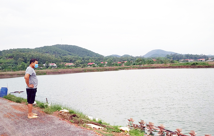 Ông Nguyễn Văn Sáng với nỗi âu lo vì sản phẩm không tiêu thụ do ảnh hưởng của đại dịch Covid-19 và thiên tai.