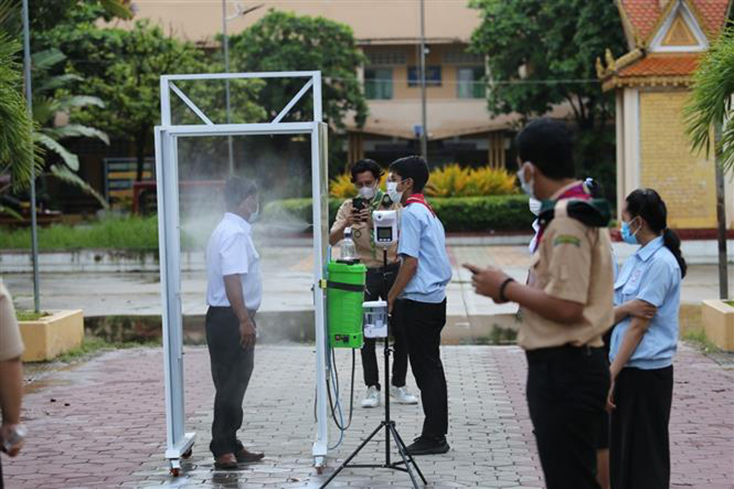  Tình nguyện viên hướng dẫn kiểm tra y tế tại trường Trung học Toul Tumpoung, Phnom Penh. Ảnh: Vũ Hùng - PV TTXVN tại Campuchia