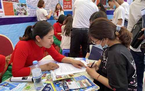 Trường Đại học Tài chính - Quản trị kinh doanh, tư  vấn xét tuyển cho thí sinh. (Ảnh chụp ngày 11-4)