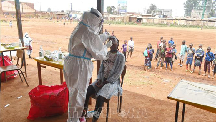 Nhân viên y tế lấy mẫu dịch xét nghiệm COVID-19 cho người dân tại Nairobi, Kenya, ngày 17-10-2020. Ảnh: THX/TTXVN