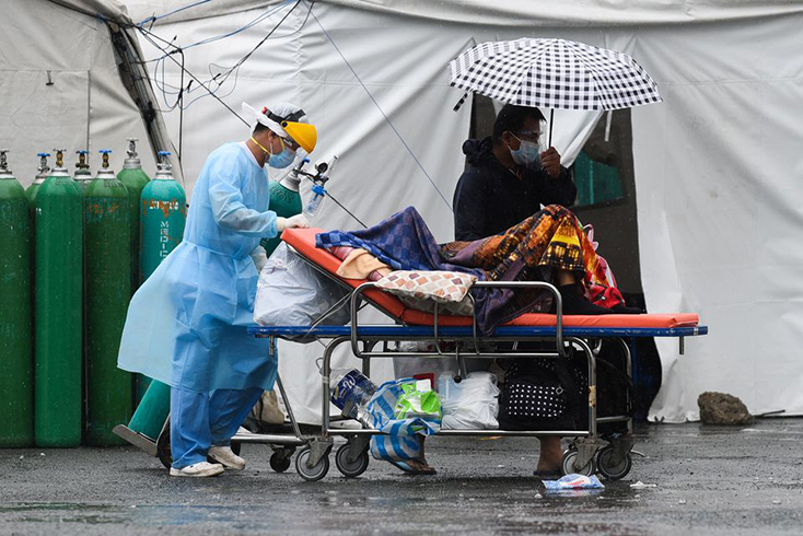 Nhân viên y tế chuyển một bệnh nhân nghi mắc COVID-19, tại Sta. Bệnh viện Ana, ở Manila, Philippines. Ảnh: Reuters