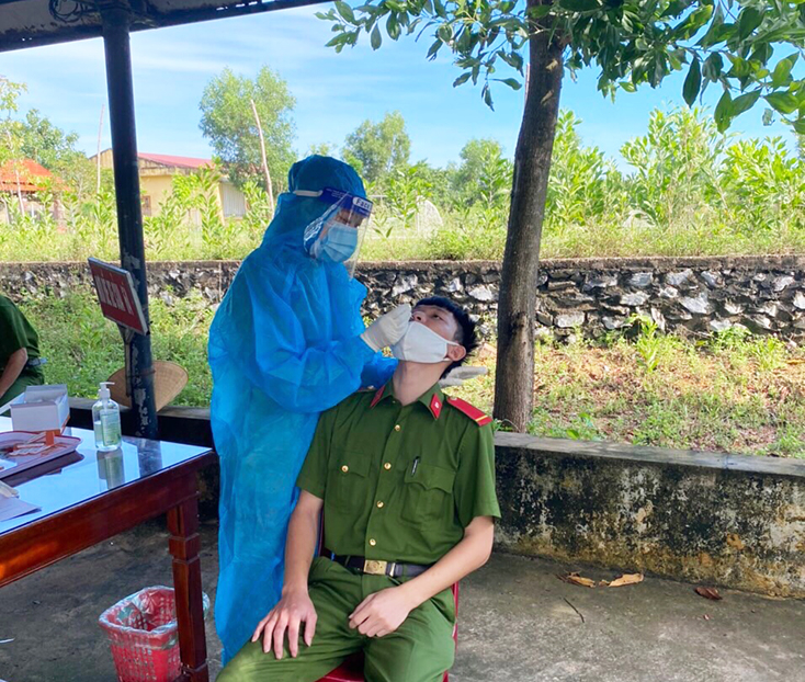Thực hiện test nhanh Covid-19 đối với cán bộ, chiến sỹ Trại Tạm giam, Công an tỉnh.
