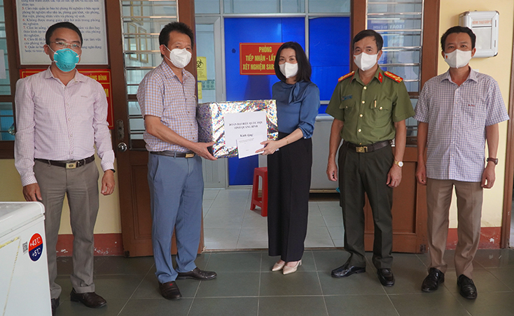 Đồng chí Nguyễn Minh Tâm và các đại biểu tặng quà cho CDC Quảng Bình.