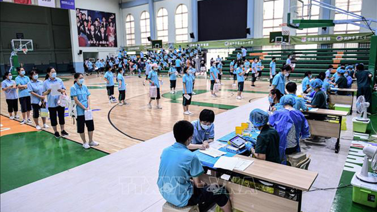 Một điểm tiêm vaccine ngừa COVID-19 tại tỉnh Liêu Ninh, Trung Quốc. Ảnh: AFP/TTXVN