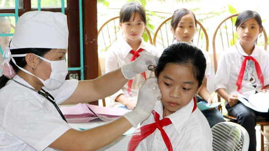  Chăm sóc sức khỏe ban đầu cho học sinh ở tỉnh Bắc Ninh. Ảnh: Chụp trước năm 2020