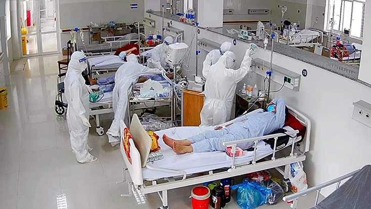 Các y, bác sỹ đơn nguyên điều trị bệnh nhân Covid-19 nỗ lực chăm sóc, điều trị cho bệnh nhân.