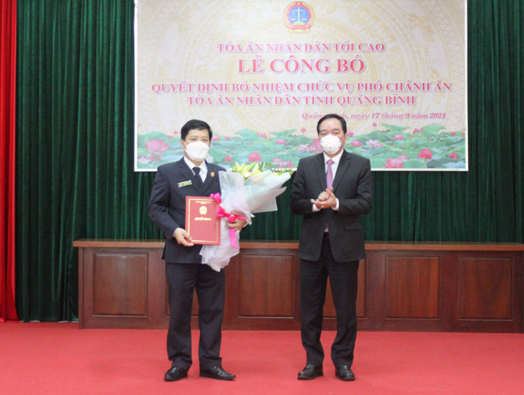 Thừa ủy quyền Chánh án TAND tối cao, đồng chí Trần Anh Tuấn, Vụ trưởng Vụ Tổ chức- Cán bộ, TAND tối cao trao quyết định bổ nhiệm cho thẩm phán Trần Hữu Sỹ