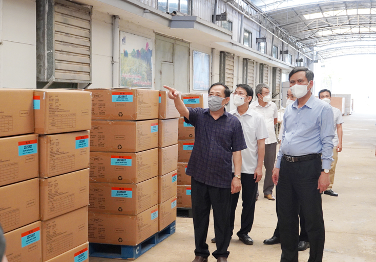 Đồng chí Chủ tịch UBND tỉnh Trần Thắng đi kiểm tra các điều kiện chuẩn bị cho sản xuất “3 tại chỗ” ở Xí nghiệp may Hà Quảng.