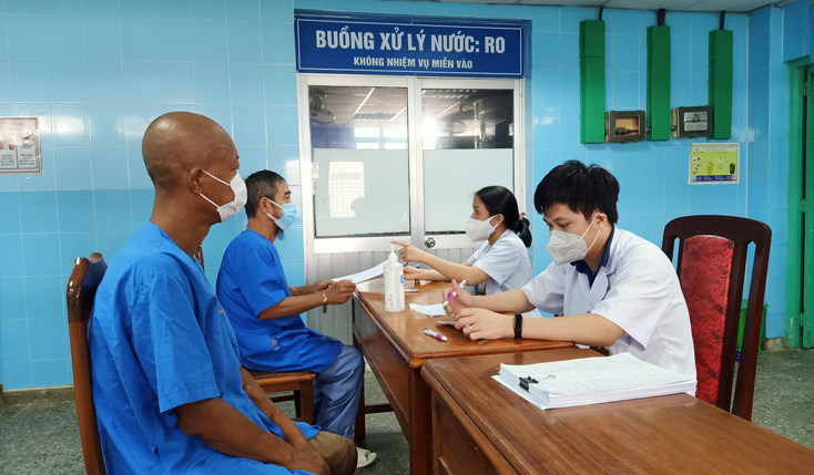 Sau khi tiêm vắc xin, các bệnh nhân chạy thận nhân tạo được tư vấn kỹ càng để chủ động theo dõi sức khỏe. 