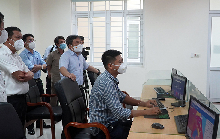 Đồng chí Bí thư Tỉnh ủy kiểm tra công tác phòng chống dịch Covid-19 tại TP. Đồng Hới