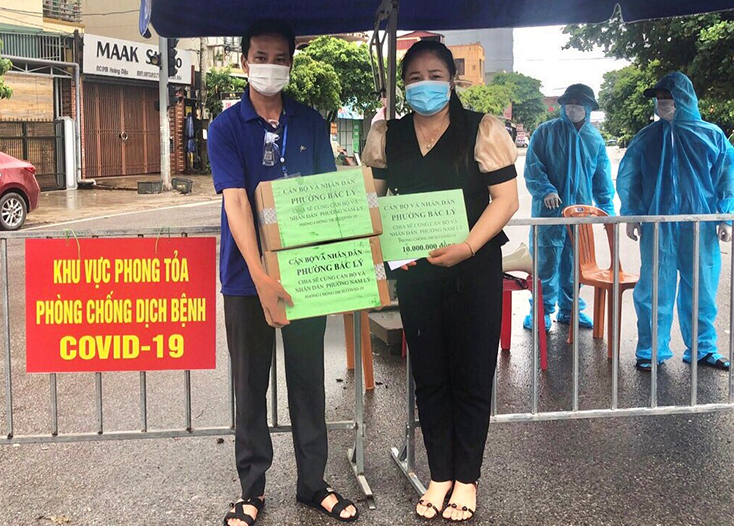  Chủ tịch Ủy ban MTTQVN phường Bắc Lý Nguyễn Thị Phương Thảo trao quà cho chốt kiểm soát phòng, chống dịch Covid-19 trên địa bàn.