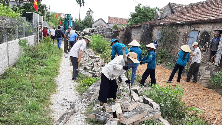 Người dân xã Quảng Thủy (TX. Ba Đồn) hiến đất, tài sản chung tay xây dựng NTM.