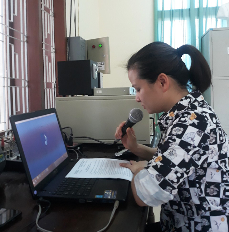 Cán bộ văn hóa phường Đồng Hải thực hiện tuyên truyền PBGDPL về phòng, chống Covid.19 qua hệ thống truyền thanh.