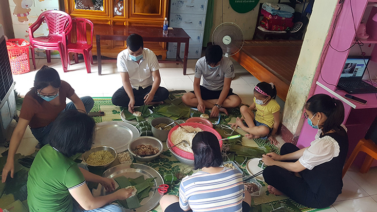 Cán bộ, nhân viên khu tập thể đài Truyền thanh - Truyền hình huyện Bố Trạch gói bánh chưng tặng lực lượng tuyến đầu.