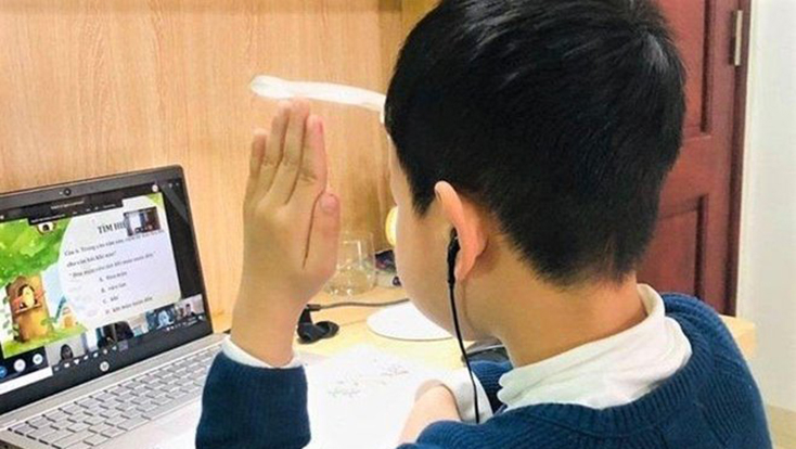 Hỗ trợ HSSV có hoàn cảnh gia đình khó khăn để mua máy tính, thiết bị phục vụ học trực tuyến, xây dựng các bài giảng để phát sóng trên các kênh truyền hình.