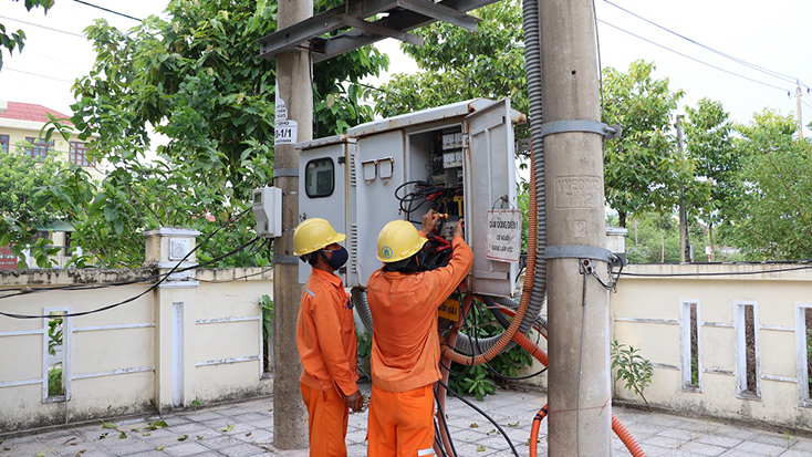 Công nhân Điện lực Quảng Bình kiểm tra khả năng vận hành máy biến áp lưới điện cấp hạ áp trên địa bàn huyện Bố Trạch.