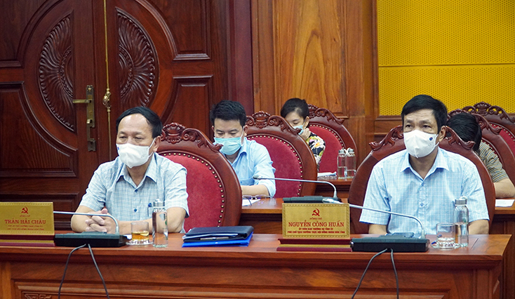 Các đại biểu dự buổi làm việc.