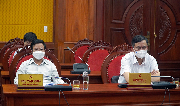 Các đại biểu dự buổi làm việc.