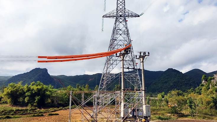 Điện lực Tuyên Hóa hỗ trợ đơn vị thi công bọc cách điện đường dây 22kv giao chéo để kéo dây 500kv mạch 3 Quảng Trạch - Dốc Sỏi.