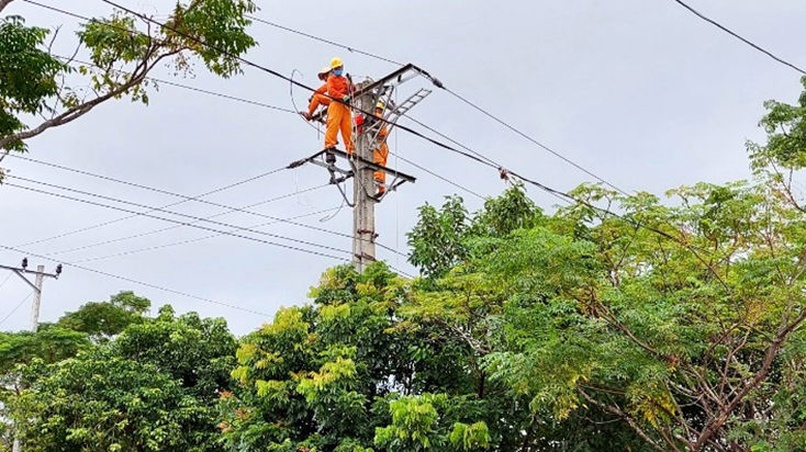 Công nhân Điện lực Tuyên Hóa xử lý tiếp xúc, sửa chữa các điểm xung yếu trên đường dây 35kV Sông Gianh.
