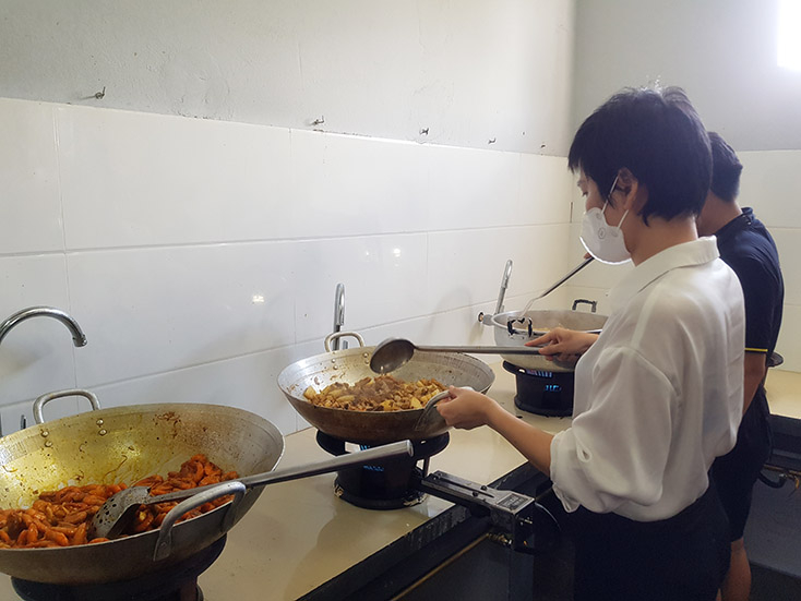 Chị thơm cùng tổ bếp thức dậy từ 4 giờ sáng để chuẩn bị các suất ăn