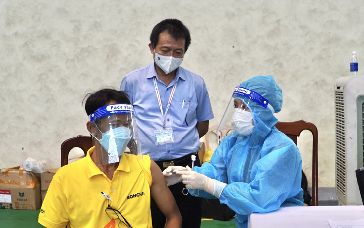 Tiêm vắc xin phòng Covid-19 cho các đối tượng được CDC Quảng Bình giám sát chặt chẽ.